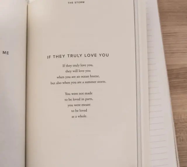 En öppen bok med dikter. En sida har titeln "SECRET INSIDE ME", den andra "IF THEY TRULY LOVE YOU". En inspiration för hur man skriver en dikt.