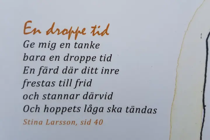En dikt om en droppe tid, där tankar och inre frid möts. Hoppets låga tänds. Stina Larsson, sid 40.