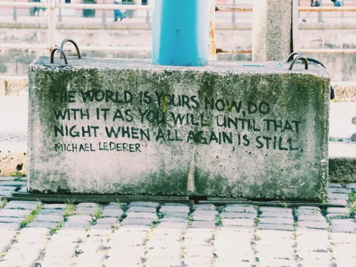 En betongklump med texten "The world is yours now, do with it as you will until that night when all again is still. Michael Lederer." En dikt om ensamhet som känns tidlös.