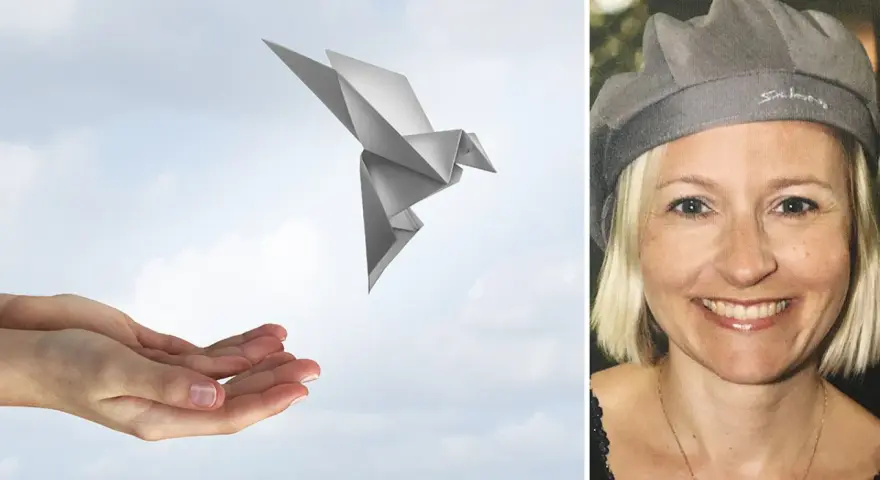 En pappersfågel lyfter från öppna händer mot en molnig himmel. Till höger syns en kvinna med blont hår och en grå basker. En bild som kan inspirera till en diktanalys svenska 3.