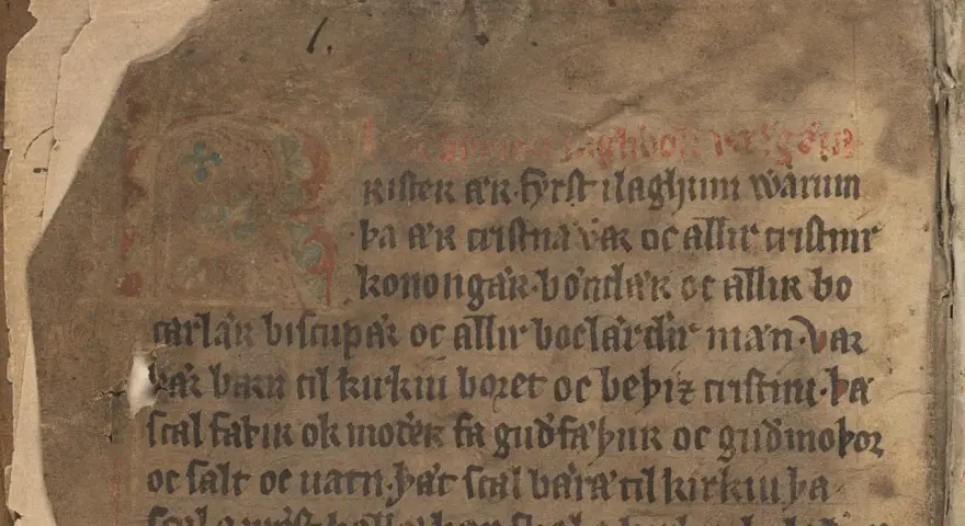 Gammal handskrift med text i mörka bokstäver och röd initial. Texten är skriven i ett medeltida versmått.