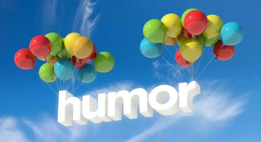 Färgglada ballonger lyfter ordet "humor" mot en blå himmel. En rolig dikt om våren skulle passa perfekt här!
