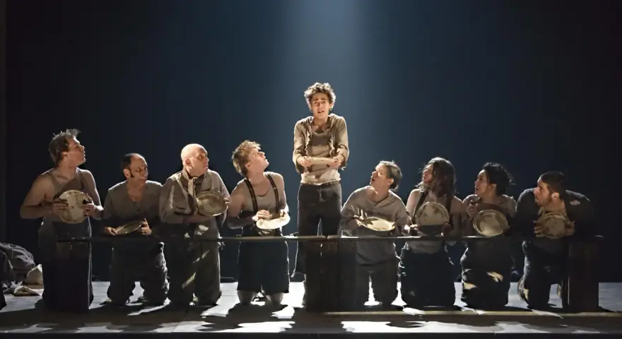 Barn i fattiga kläder med tomma tallrikar, en scen som visar vad som handlar oliver twist om: kampen för överlevnad och mat.