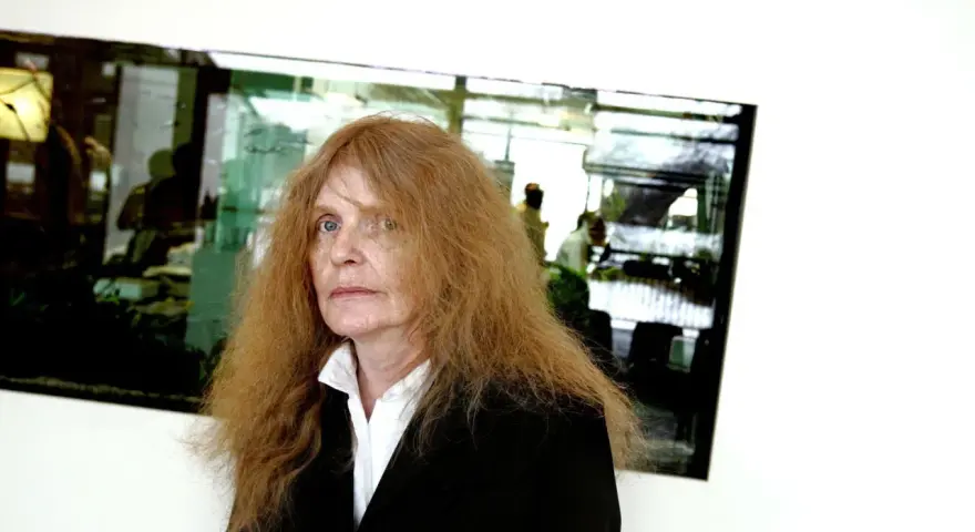 Kristina Lugn, känd för sina dikter, med sitt karaktäristiska röda hår och blick.