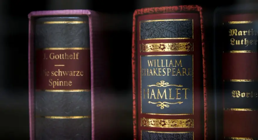 Böcker med guldbokstäver: J. Gotthelfs "Die schwarze Spinne" och William Shakespeares "Hamlet", vars drama ofta följer jambiskt versmått.