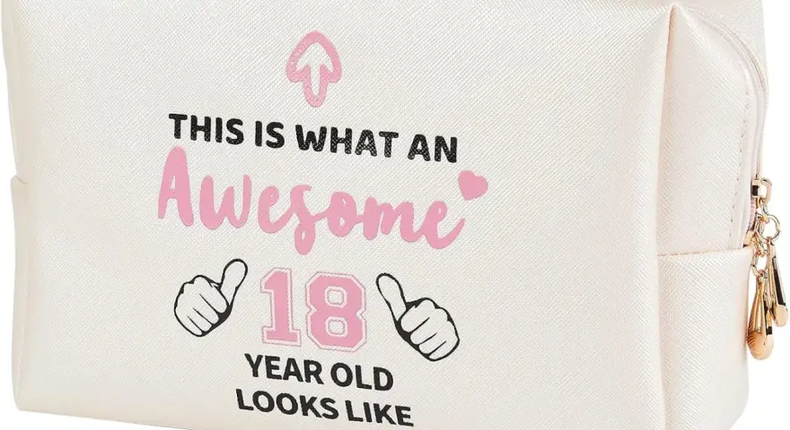 En necessär med texten "This is what an awesome 18 year old looks like". Perfekt som en dikt till 18-åring.