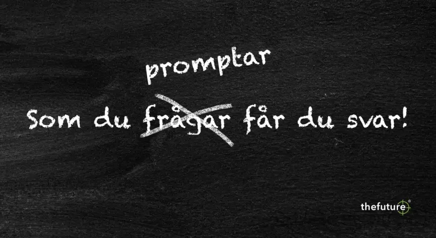Text på svarta tavlan: "promptar" överst, och "Som du frågar får du svar!" med ett kryss över "frågar". En liten stil av visdom.