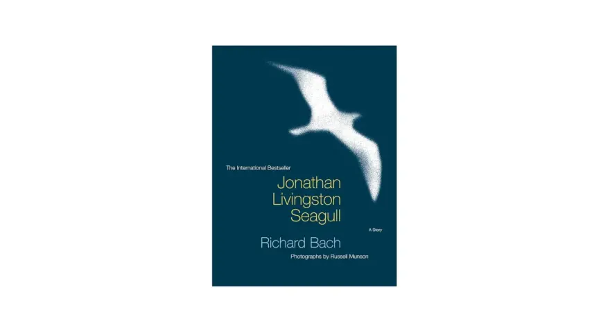 Bokomslag för "Jonathan Livingston Seagull" av Richard Bach. En vit, sprödad måsen flyger över en mörkblå bakgrund.