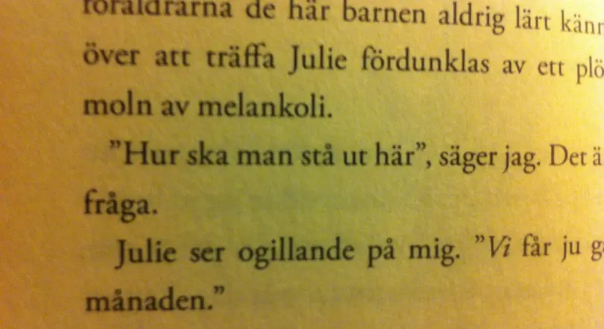 Texten i bilden innehåller citattecken. En person frågar "Hur ska man stå ut här", och Julie svarar med citattecken.