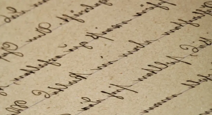 Detaljerad text i kursiv stil på gammalt papper, som ett referat exempel artikel.