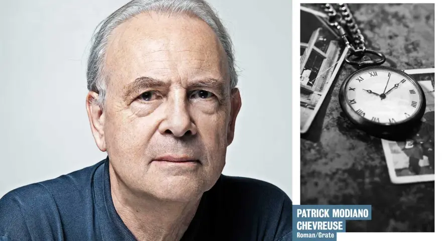Patrick Modiano, en äldre man med grått hår, tittar mot betraktaren. Bredvid honom syns en fickur och gamla fotografier, som påminner om hans berättelser.