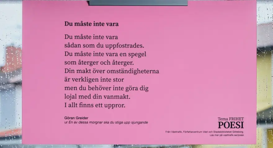 Rosa papper med dikt om frihet och uppror. Ett exempel på hur poesi kan finnas i vardagen, som här i kollektivtrafiken.