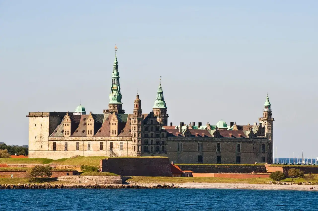 Kronborgs slott, där Hamlet utspelar sig, reser sig stolt vid havet.