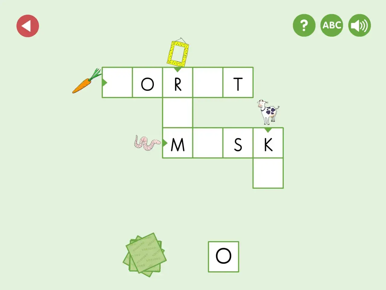En morot pekar mot ett korsord d&auml;r bokst&auml;verna O, R, T, M, S, K syns. En mask, en ko och en gul ram finns ocks&aring;. Det &auml;r ett korsord med 4 bokst&auml;ver.