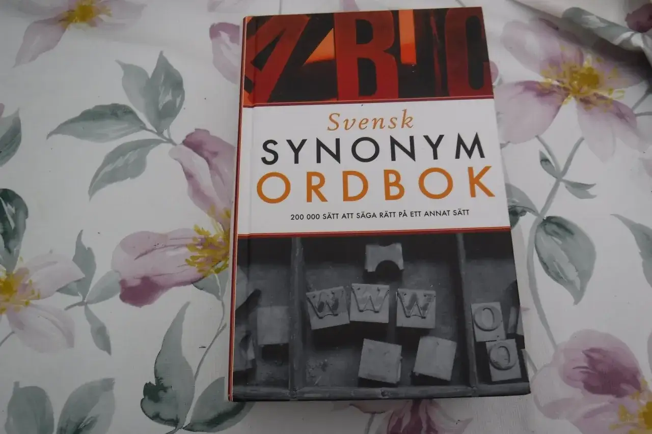 Svensk synonymordbok med typografiska bokst&auml;ver i en l&aring;da. Perfekt f&ouml;r att hitta ett kopiera synonym.
