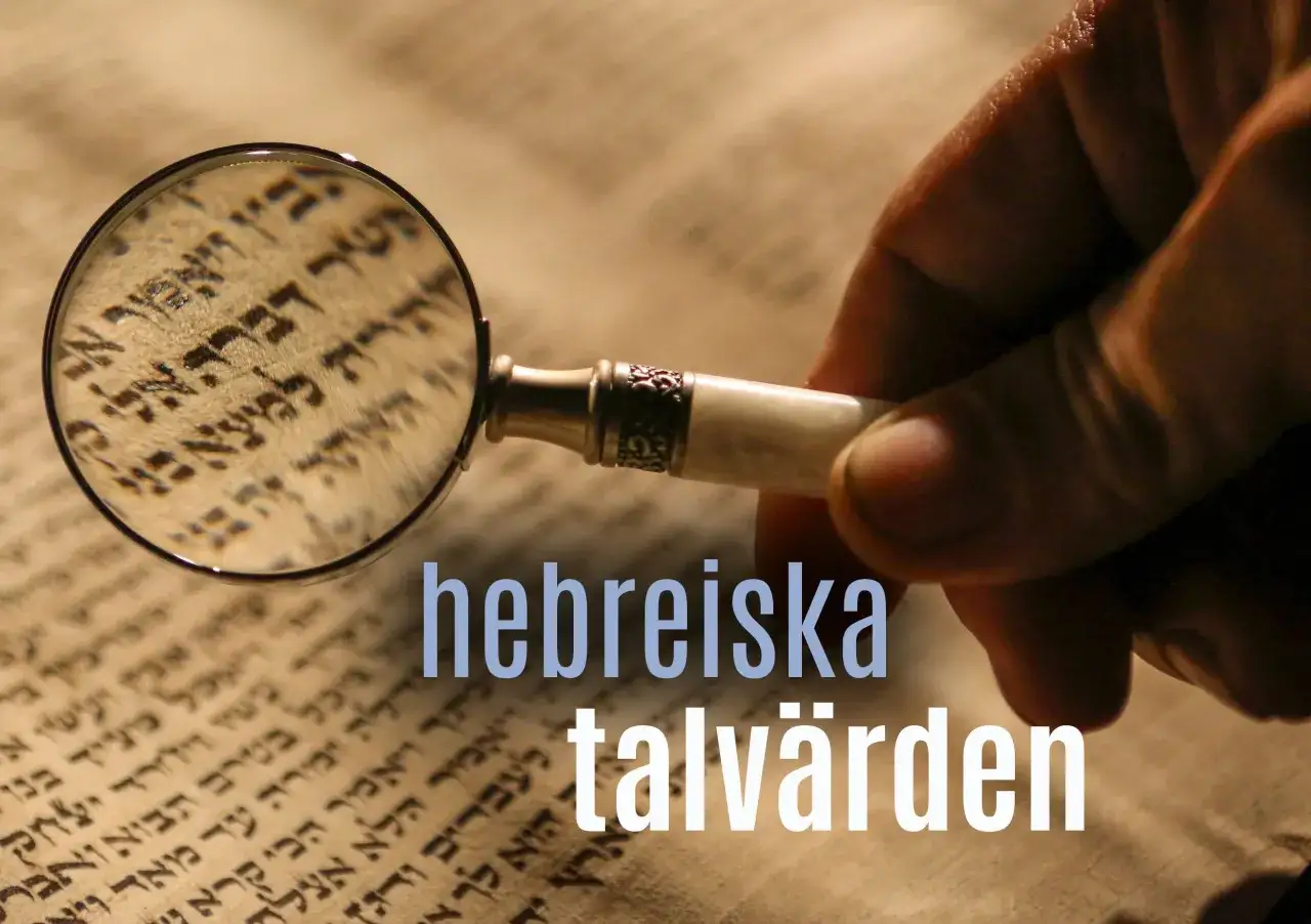 En hand håller ett förstoringsglas över hebreisk text. Bilden ger en känsla av fridfull synonym, som att finna lugn i studiet av gamla språk.