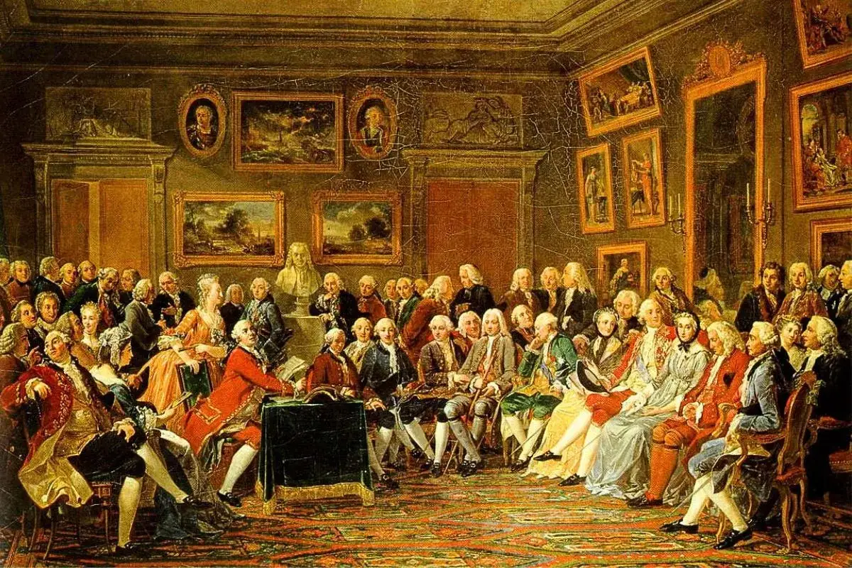 En samling m&auml;n och kvinnor i 1700-talskl&auml;der diskuterar id&eacute;er, en scen som speglar upplysningens litteratur och intellektuella liv.