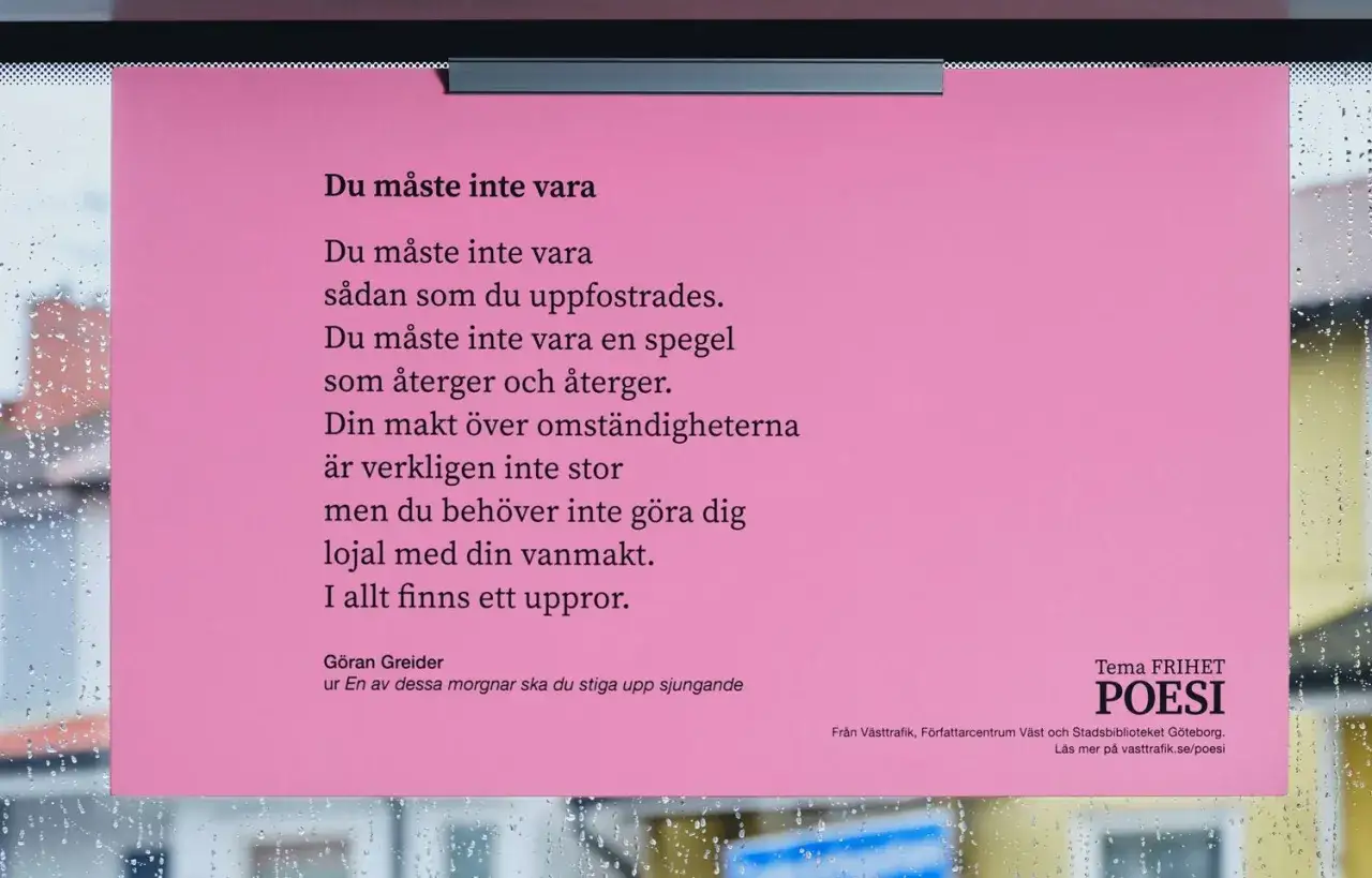 En rosa affisch med en dikt av Göran Greider,