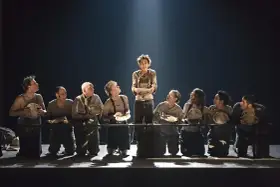 Barn i fattiga kläder med tomma tallrikar, en scen som visar vad som handlar oliver twist om: kampen för överlevnad och mat.
