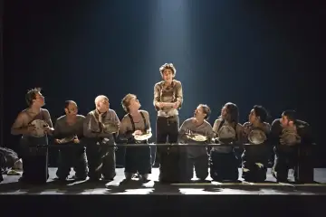 Barn i fattiga kläder med tomma tallrikar, en scen som visar vad som handlar oliver twist om: kampen för överlevnad och mat.