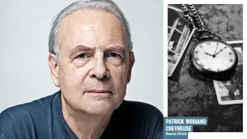 Patrick Modiano, en äldre man med grått hår, tittar mot betraktaren. Bredvid honom syns en fickur och gamla fotografier, som påminner om hans berättelser.
