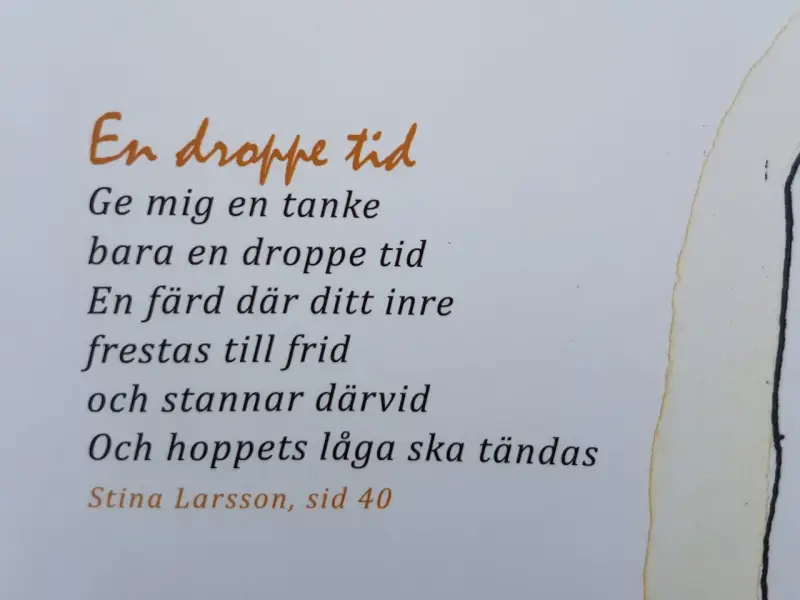 En dikt om en droppe tid, där tankar och inre frid möts. Hoppets låga tänds. Stina Larsson, sid 40.