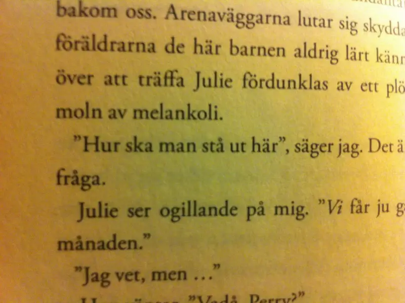 Texten i bilden innehåller citattecken. En person frågar "Hur ska man stå ut här", och Julie svarar med citattecken.