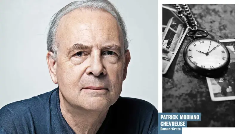 Patrick Modiano, en äldre man med grått hår, tittar mot betraktaren. Bredvid honom syns en fickur och gamla fotografier, som påminner om hans berättelser.
